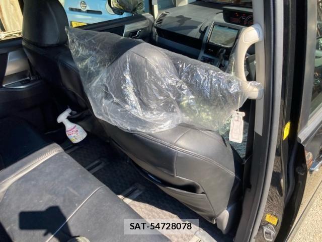 Toyota VOXY 2012-03 8317980-11