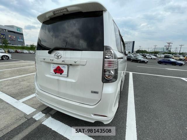 Toyota VOXY 2007-12 8317973-2