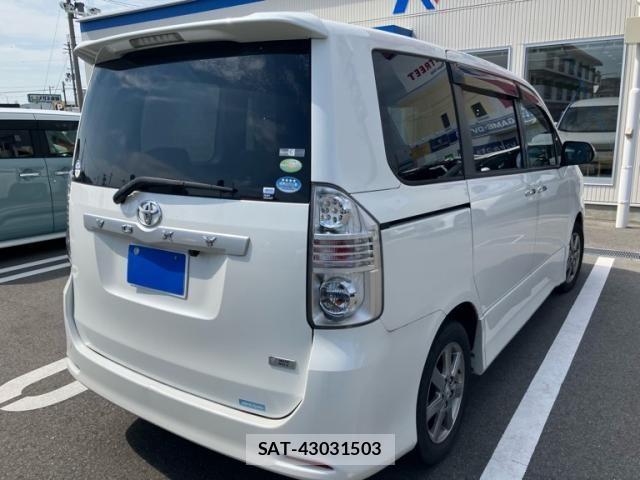 Toyota VOXY 2010-01 8317986-2