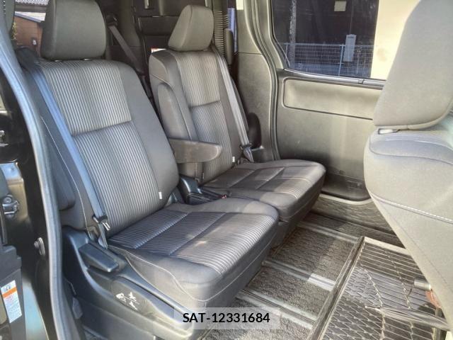 Toyota VOXY 2017-08 8317963-9