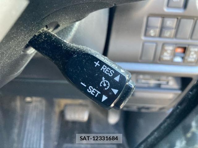 Toyota VOXY 2017-08 8317963-12