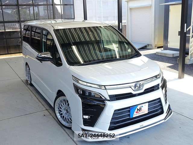 Toyota VOXY 2018-12 8317941-12