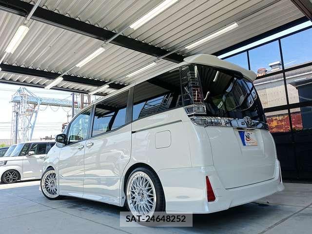 Toyota VOXY 2018-12 8317941-14