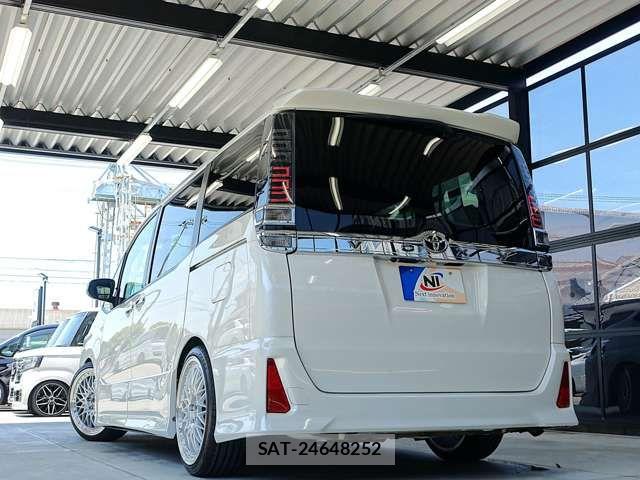 Toyota VOXY 2018-12 8317941-16