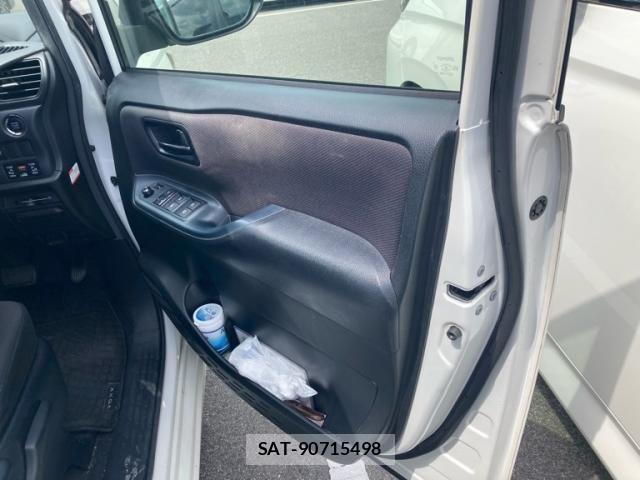 Toyota VOXY 2015-09 8317970-3