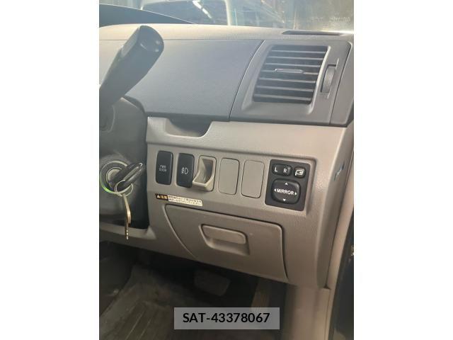 Toyota VOXY 2003-08 8317982-11