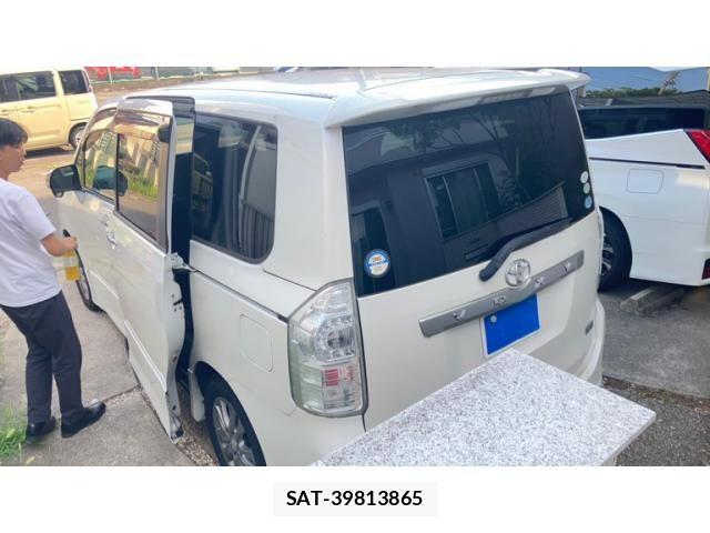 Toyota VOXY 2011-06 8317981-24