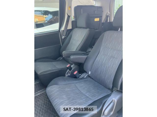 Toyota VOXY 2011-06 8317981-7
