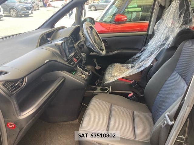 Toyota VOXY 2015-12 8317968-11
