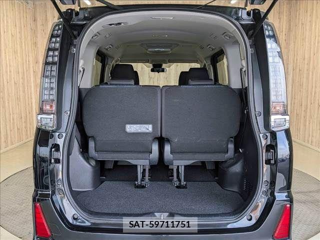 Toyota VOXY 2016-06 8317965-11