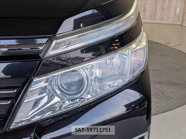 Toyota VOXY 2016-06 8317965-23