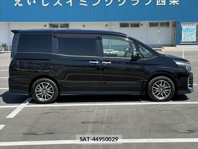 Toyota VOXY 2017-06 8317962-11