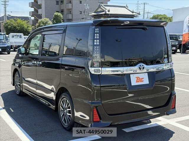 Toyota VOXY 2017-06 8317962-12