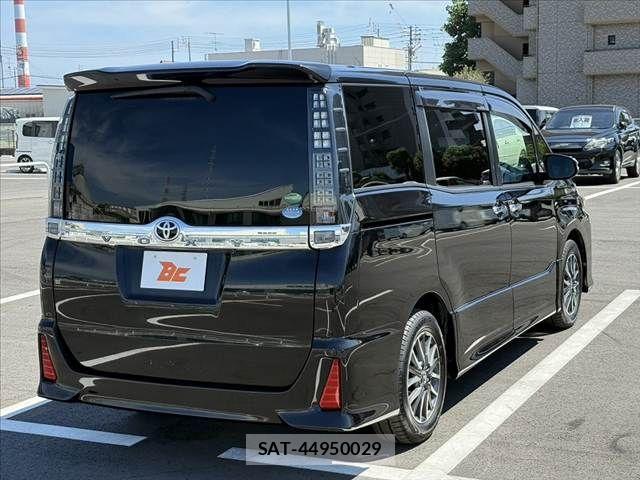Toyota VOXY 2017-06 8317962-14