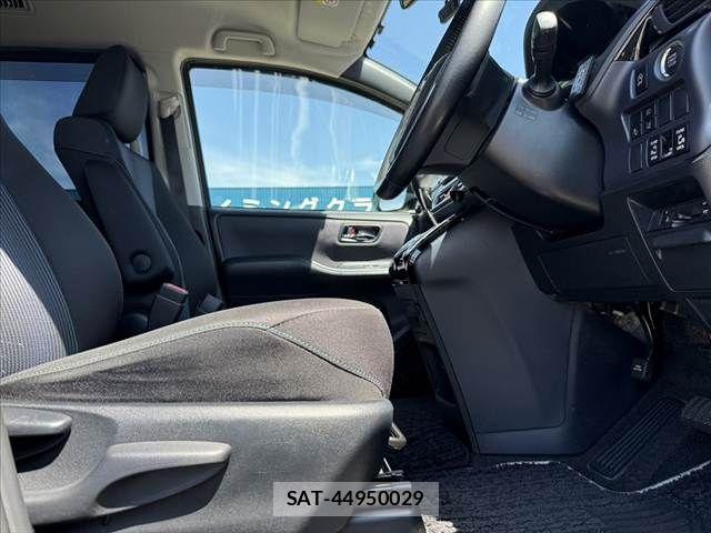Toyota VOXY 2017-06 8317962-15