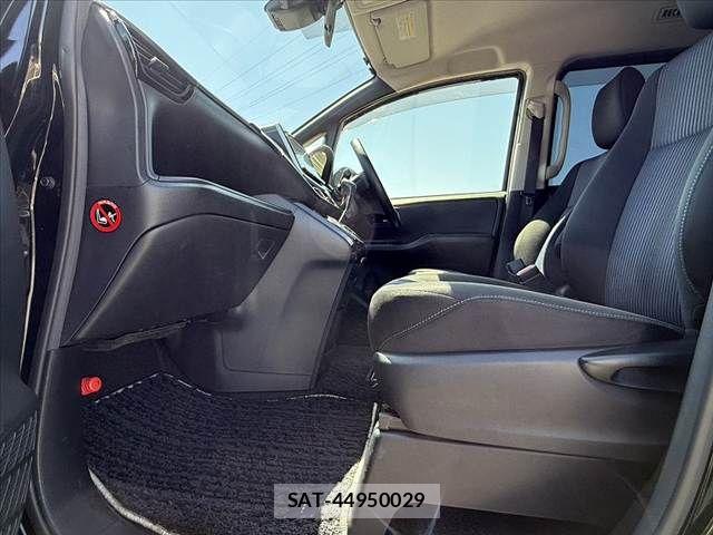 Toyota VOXY 2017-06 8317962-16