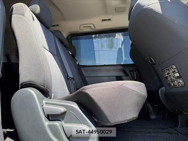Toyota VOXY 2017-06 8317962-17