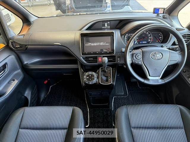 Toyota VOXY 2017-06 8317962-1