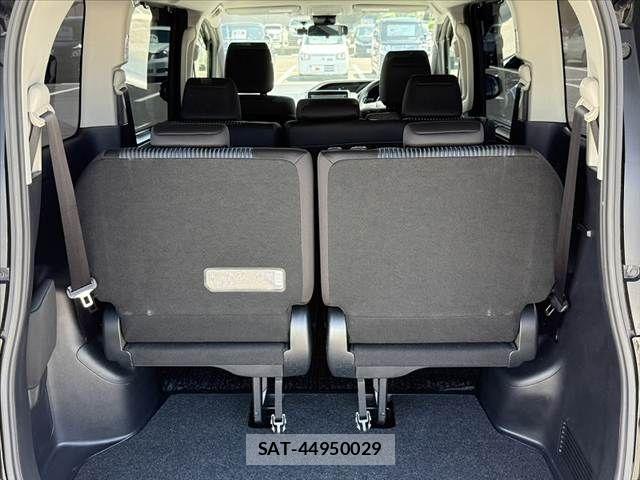 Toyota VOXY 2017-06 8317962-19