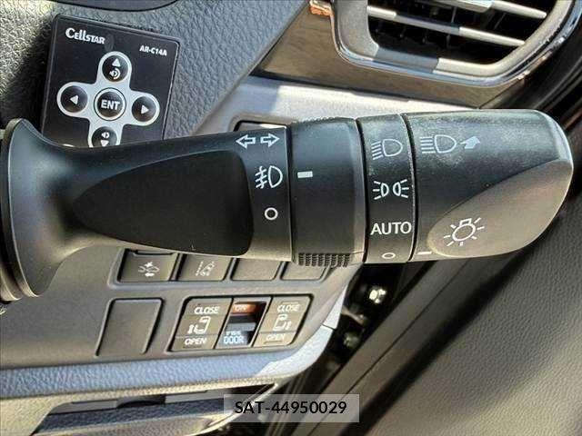 Toyota VOXY 2017-06 8317962-24