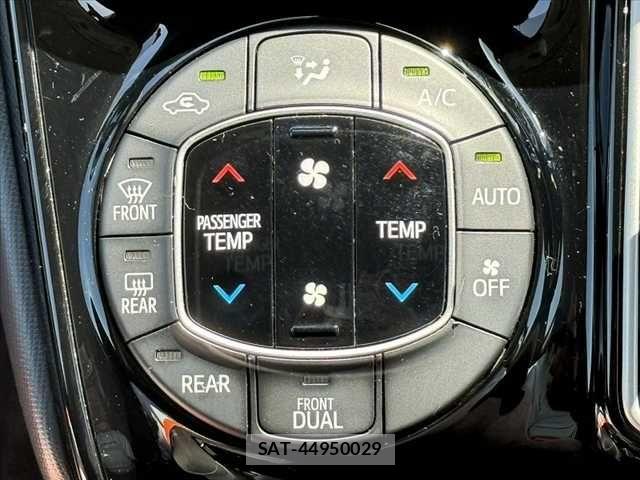 Toyota VOXY 2017-06 8317962-25