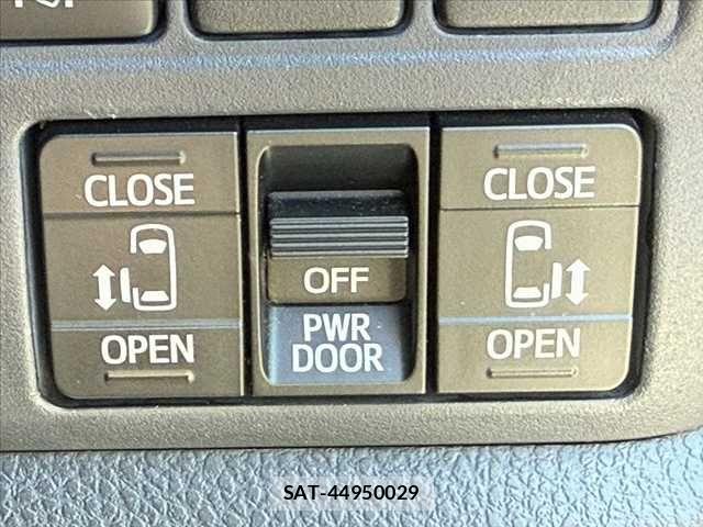 Toyota VOXY 2017-06 8317962-4