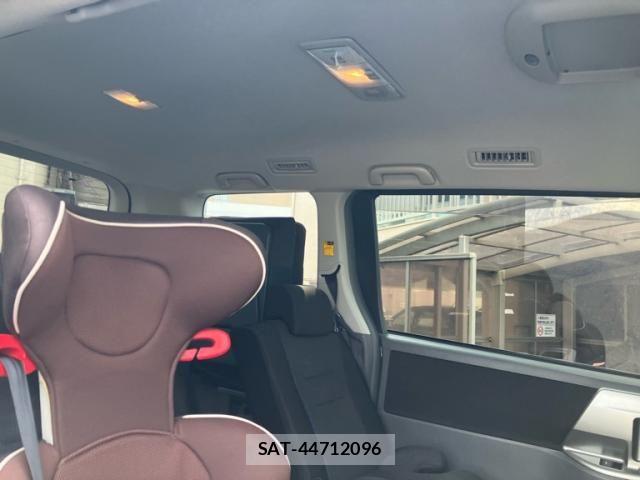 Toyota VOXY 2007-07 8317969-11