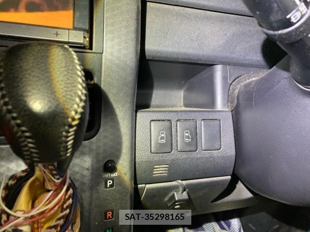 Toyota VOXY 2013-09 8317972-23