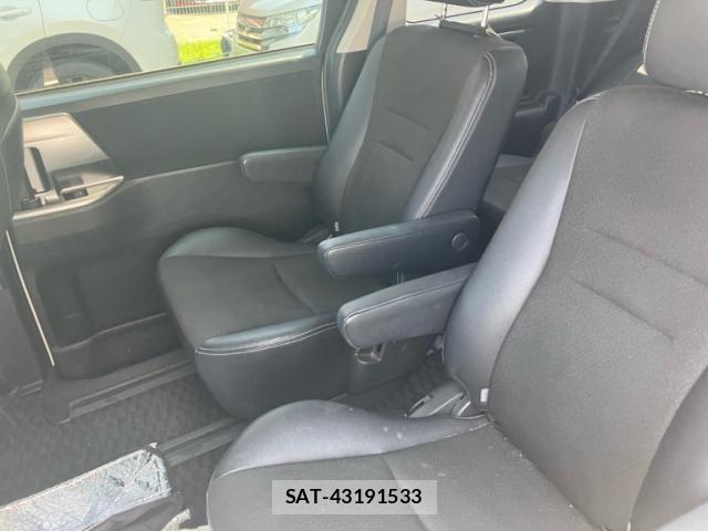 Toyota VOXY 2013-11 8317974-12
