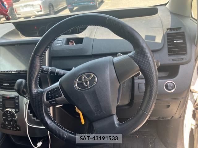 Toyota VOXY 2013-11 8317974-17