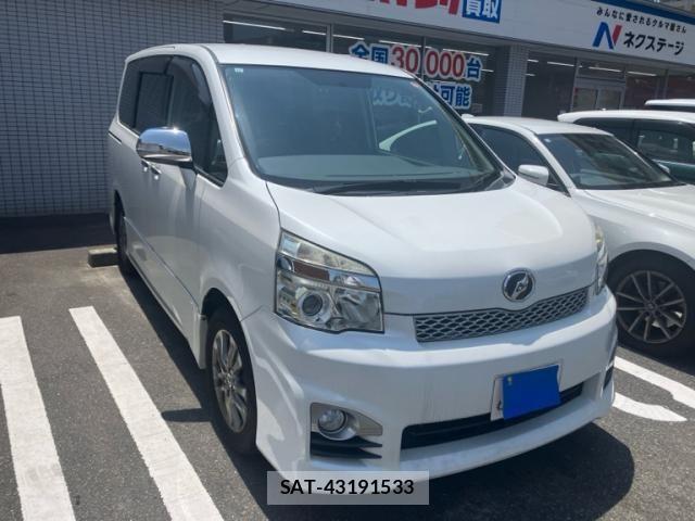 Toyota VOXY 2013-11 8317974-1