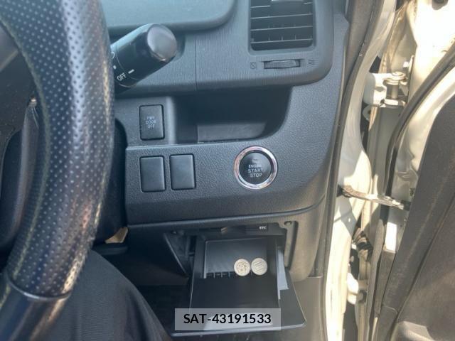 Toyota VOXY 2013-11 8317974-22