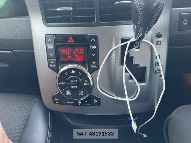 Toyota VOXY 2013-11 8317974-24