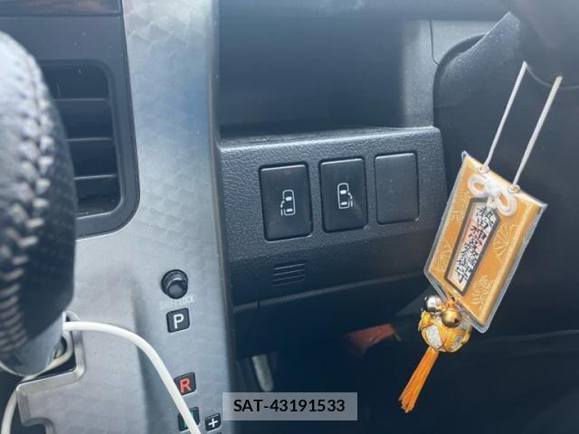 Toyota VOXY 2013-11 8317974-25