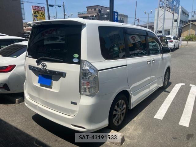 Toyota VOXY 2013-11 8317974-2