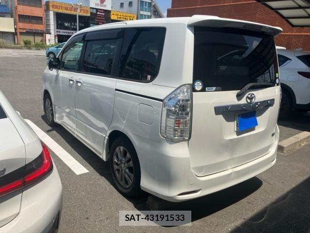 Toyota VOXY 2013-11 8317974-3