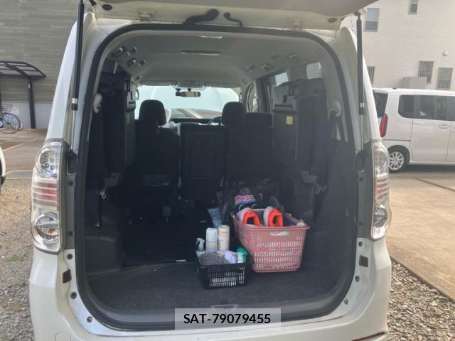 Toyota VOXY 2009-11 8317985-11