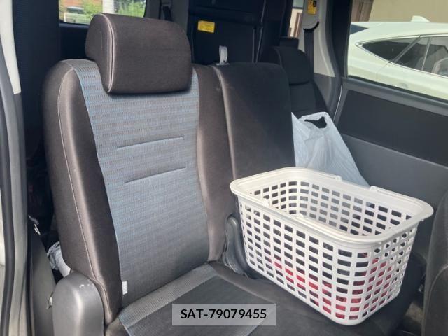Toyota VOXY 2009-11 8317985-13