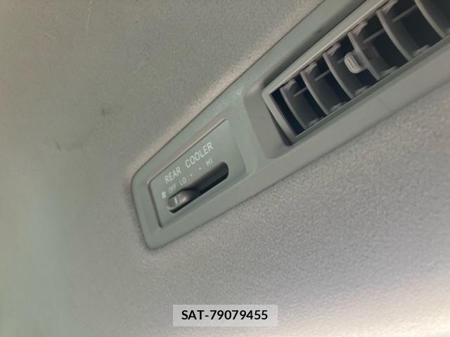 Toyota VOXY 2009-11 8317985-24