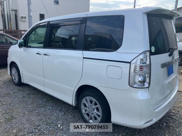 Toyota VOXY 2009-11 8317985-2