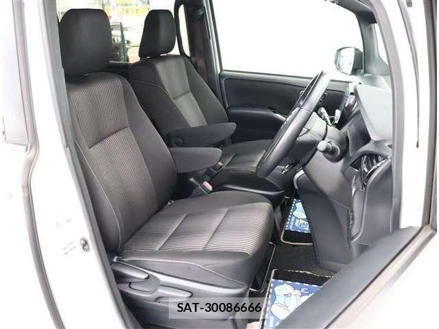 Toyota VOXY 2019-01 8317940-12