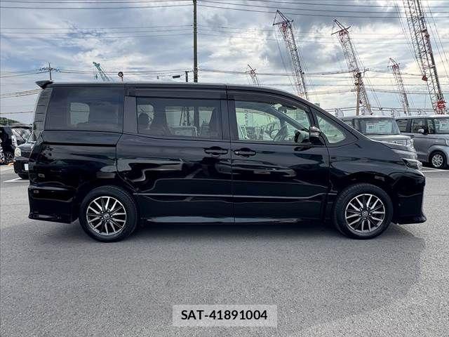 Toyota VOXY 2016-03 8317961-11
