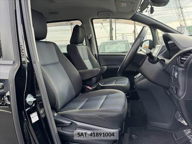 Toyota VOXY 2016-03 8317961-15