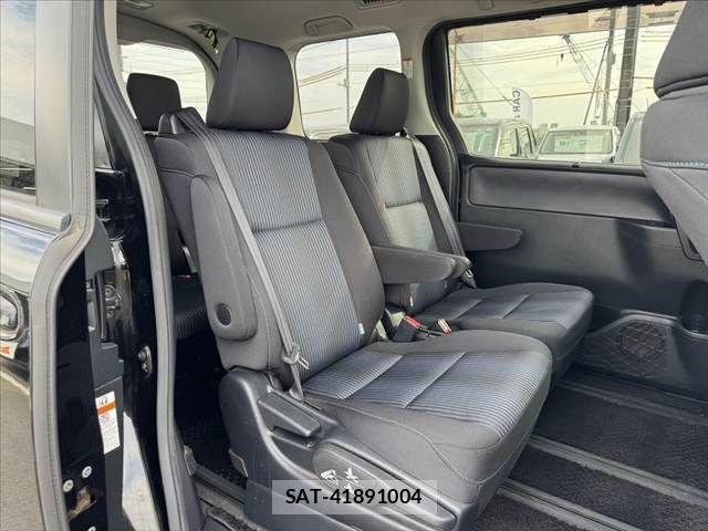 Toyota VOXY 2016-03 8317961-19