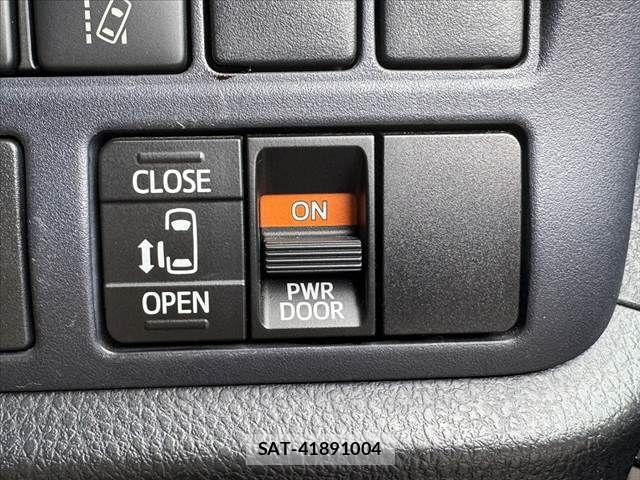 Toyota VOXY 2016-03 8317961-26