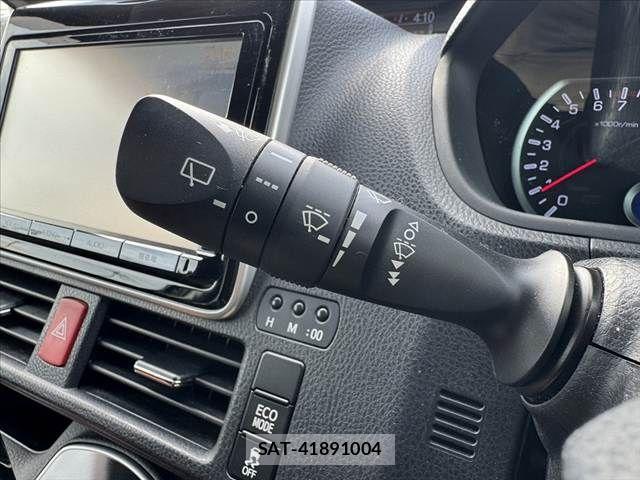 Toyota VOXY 2016-03 8317961-28
