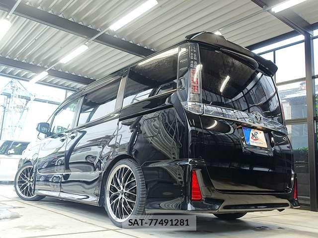 Toyota VOXY 2015-12 8317960-14