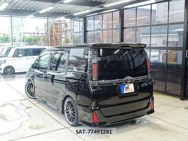 Toyota VOXY 2015-12 8317960-15