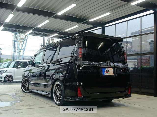 Toyota VOXY 2015-12 8317960-16