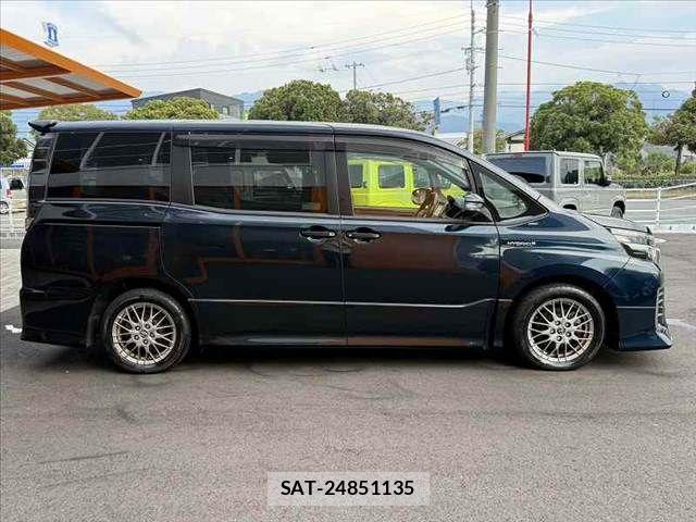 Toyota VOXY 2016-04 8317953-10